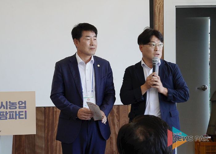 축사 중인 배정수 의장, 김영수 의회운영위원장