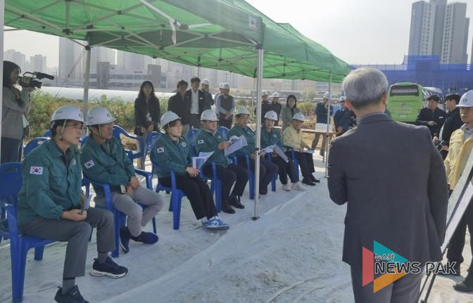 현장활동시 업무보고를 받는 평택시의회 산업건설 위원회 의원들