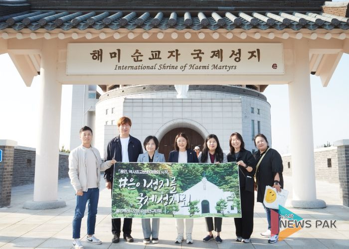 해미국제성지에서 의원연구단체 「용인, 역사종교문화여행의 시작」 회원들과 관계자 등이 기념 촬영을 하고 있다.