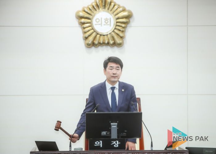 제236회 임시회 1차 본회의 의사봉 타봉하는 배정수 의장