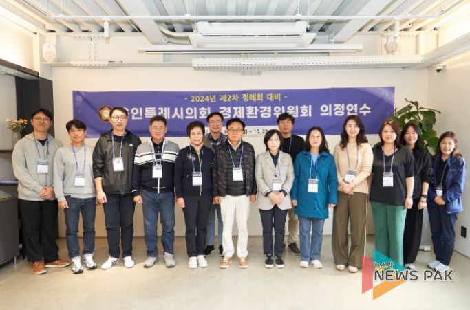 경제환경위원회 위원들과 직원들이 기념촬영을 하고 있다.