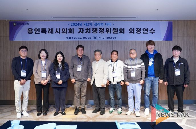 자치행정위원회 위원들과 최민수 소장이 기념촬영을 하고 있다. 왼쪽부터 안치용, 신나연, 안지현, 김진석, 최민수 소장, 이창식, 김길수, 이상욱, 박병민 의원