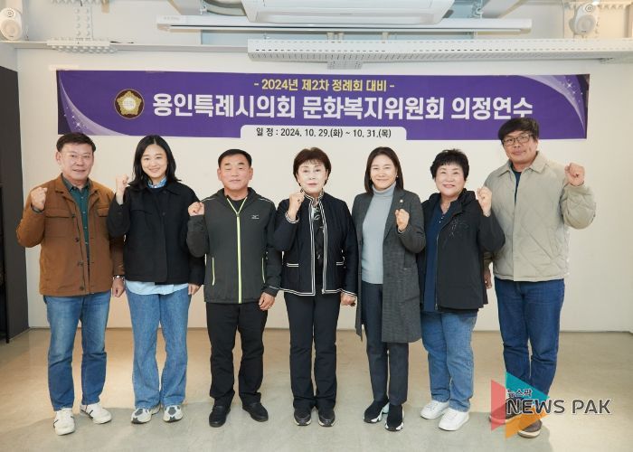 문화복지위원회 위원들이 기념촬영을 하고 있다. 왼쪽부터 황재욱, 기주옥, 윤원균, 김상수, 김희영, 장정순, 임현수 의원