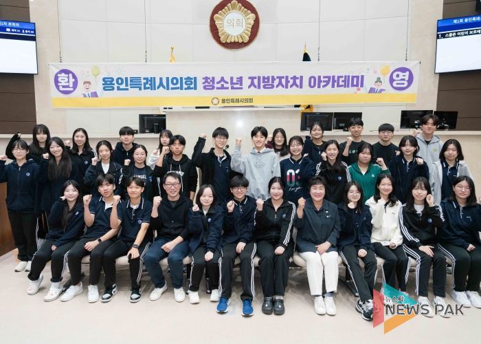 장정순, 강영웅 의원이 풍덕고등학교 인문사회교육부 학생들과 기념사진을 찍고 있다.