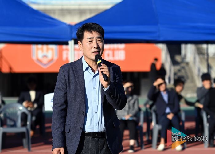 축구대회 축사 중인 배정수 의장