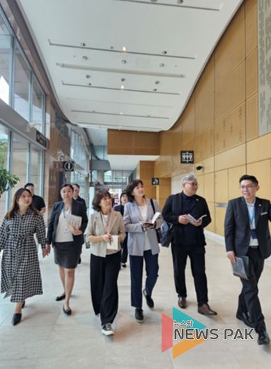 환경경제위원회 의원들이 쿠알라룸푸르 컨벤션 센터(KLCC)를 방문하여 시설을 둘러보고 있다.