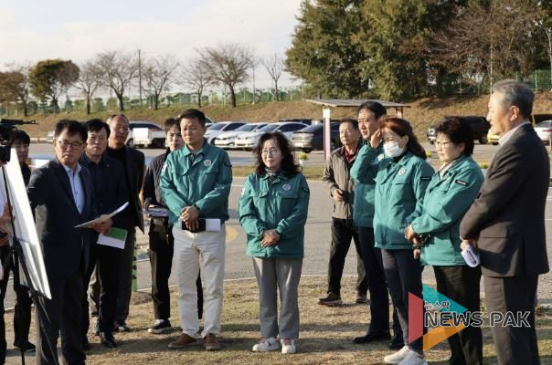 평택시의회 기획행정위원회가 진위천유원지에서 보고받는 모습