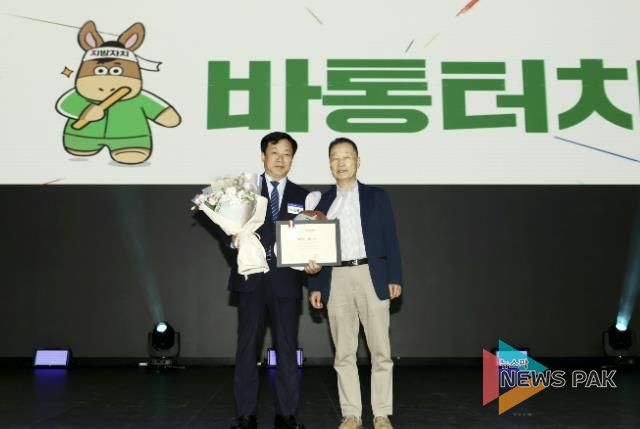 군포시의회 11일 광명 아이벡스 스튜디오에서 열린 ‘2024 지방자치어워드’ 시상식에서 ‘군포시 이주노동자 지원 및 인권증진 조례’ 제정(김귀근 의장 발의) 사례로 자치입법상을 수상했다.