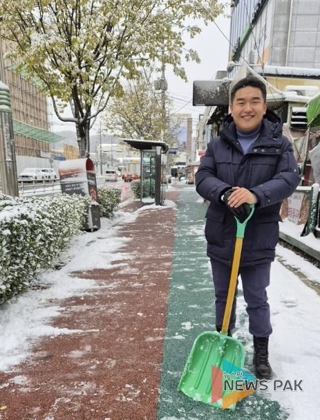 한채훈 의왕시의원이 대설주의보가 발효된 부곡중앙로에서 제설작업을 실시했다