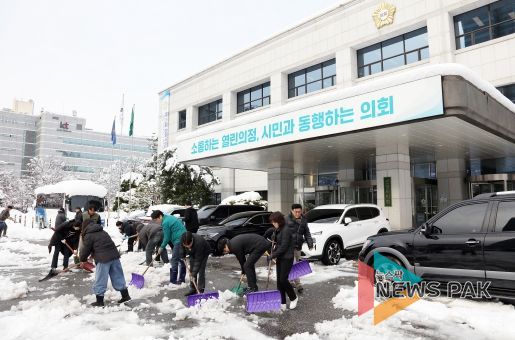 안양시의회, 폭설 대응 시의원 및 직원들 제설작업 나서