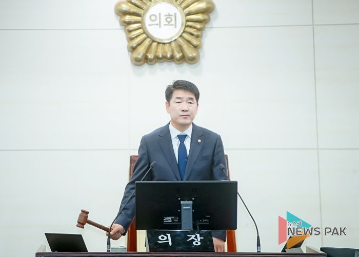 타봉 중인 배정수 의장