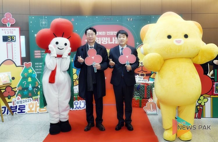 기념 촬영 중인 배정수 의장과 화성시장