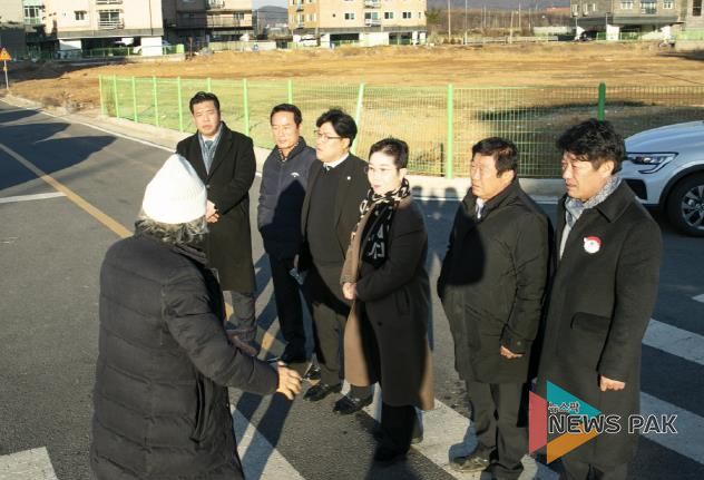 화성시의회 도시건설위원회에서 민원인의 말을 경청하고 있다.