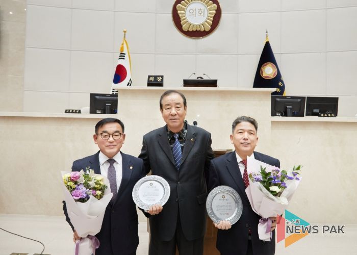 왼쪽부터 윤원균 의원, 성윤석 용인특례시의정회 회장, 이창식 의원