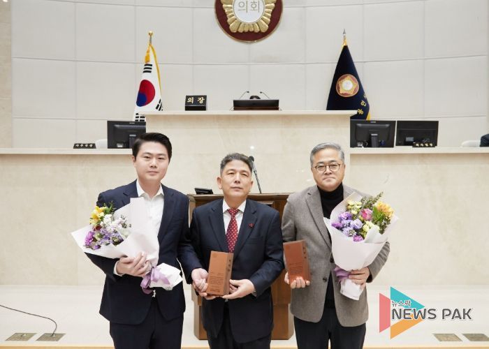 왼쪽부터 박병민 의원, 이창식 부의장, 김길수 의원