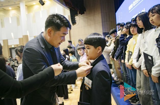 의원 뱃지 수여 중인 배정수 의장