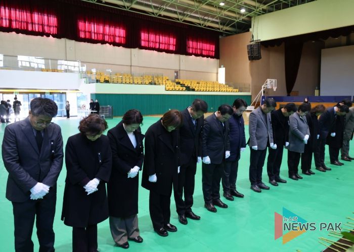 묵념하는 평택시의회 의원들