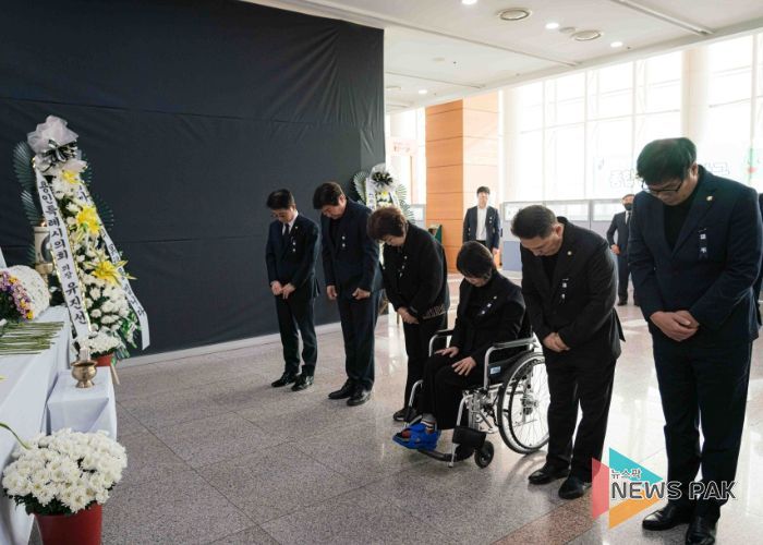 용인특례시의회, 제주항공 여객기 사고 희생자 용인시청 합동분향소 조문