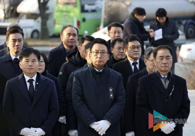 신년 현충탑 참배하는 평택시의회 의원들