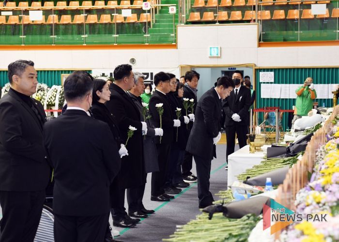 헌화 중인 화성특례시의회 배정수 의장