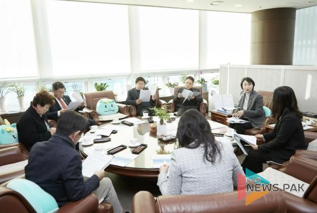 용인특례시의회 의장단 회의가 진행되고 있다. 오른쪽에 발언하고 있는 유진선 의장과 시계 방향으로 이윤미 의회운영위원장, 박은선 윤리특별위원장, 김윤선 도시건설위원장, 김상수 문화복지위원장, 이진규 국민의힘 대표 의원, 김진석 자치행정위원장, 이창식 부의장