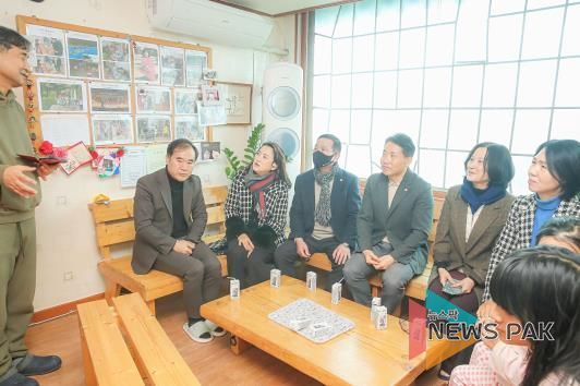 복지시설을 방문 중인 화성특례시의회 경제환경위원회