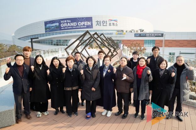 용인특례시의회 의원들이 처인휴게소 앞에서 기념촬영을 하고 있다.