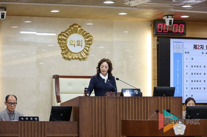 제254회 임시회 제2차본회의에서 의사봉 타봉하는 김명숙 부의장