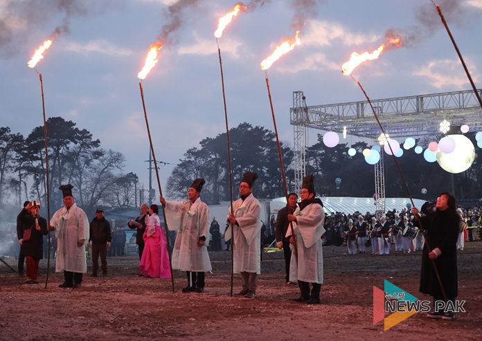 달집태우기 행사중인 평택시의회 강정구 의장