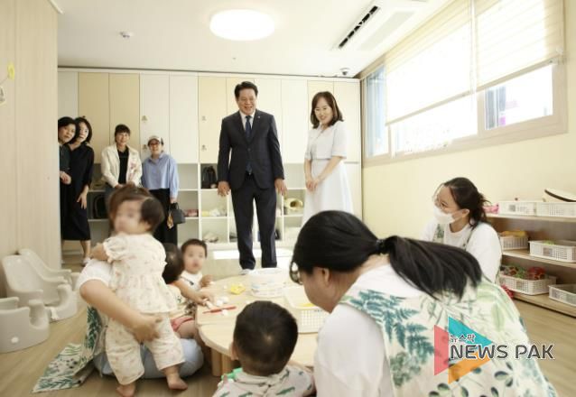 최대호 안양시장이 지난해 신규 어린이집 개소식에서 시설을 둘러보고 있다