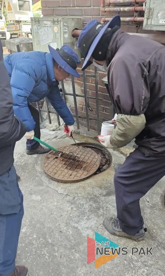 안양시 동안구보건소, 해빙기 맞이 ‘모기 유충방제’ 실시