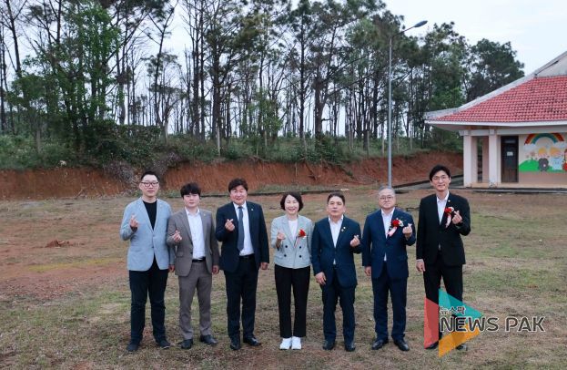 베트남 꽝남성 땀끼시에 건립될 용인 스마트 디지털도서관 부지에서 의원들이 기념촬영을 하고 있다. 왼쪽부터 강영웅 의원, 박병민 의원, 김진석 자치행정위원장, 유진선 의장, 이창식 부의장, 김길수 의원, 박인철 의원