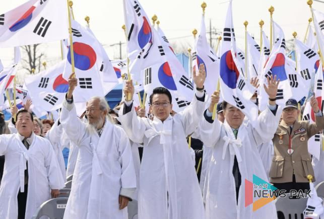 ‘평택 3.1독립만세운동 제106주년 기념식’에서 만세삼창하는 평택시의회 강정구 의장