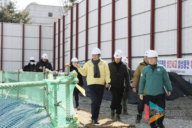 최대호 안양시장이 2월 18일 해빙기 안전점검을 위해 평촌도서관 공사현장을 방문했다. 사진/안양시>