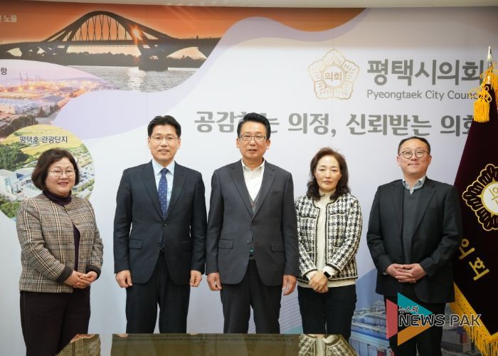 평택교육지원청 김윤기 교육장 [좌2번째) 강정구 평택시의회 의장 (좌 3번째), 김명숙 부의장(우2번째) 기념사진