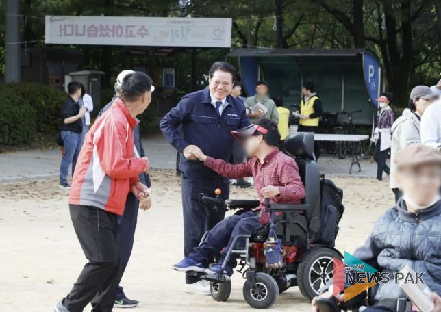 최대호 안양시장이 2024년 10월 25일 학운공원 일원에서 열린 제4회 안양사랑 장애인 힐링 걷기대회에 참석해 시민들과 인사하고 있다.