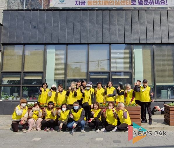 안양시 동안치매안심센터, 꽃밭 조성에 치매가족들이 나섰다