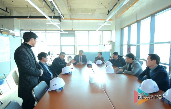 관계자들로부터 서해마루 유스호스텔 건립 주요 현안에 대해 설명을 듣고 있다.