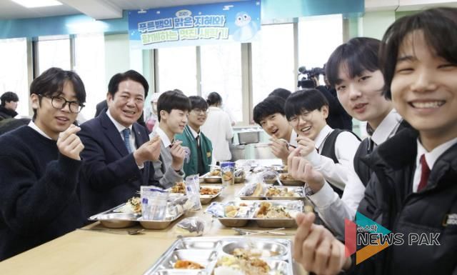 최대호 안양시장이 지난 19일 성문중고교 급식실을 둘러보고 학생들과 식사했다