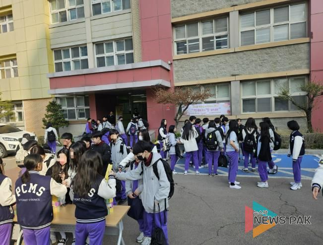 안양과천교육지원청 평촌중학교 학생자치회가 펼치는 등교맞이 프로그램 '친해지길 바라' 운영