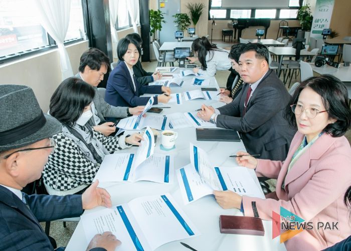 화성특례시 복합문화관광특구 추진 연구회 간담회 참석의원 및 관계자 회의 모습