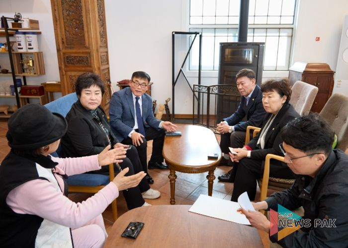 의원연구단체 ‘용인, 축제를 eat(잇)다 연구회’ 회원들이 예아리 박물관에서 관계자들과 의견을 나누고 있다.