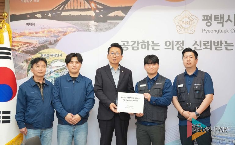 유니투스 평택공장 관계자와 강정구 평택시의회 의장 접견 단체