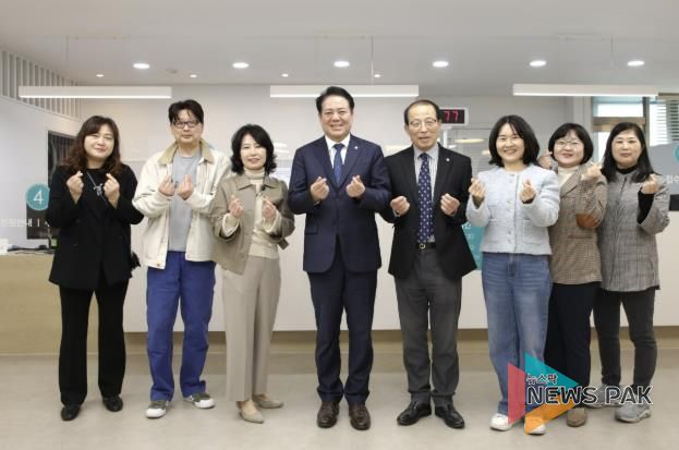 최대호 안양시장은 새단장한 동안구보건소를 둘러보고 보건소관계자와 기념촬영을 했다