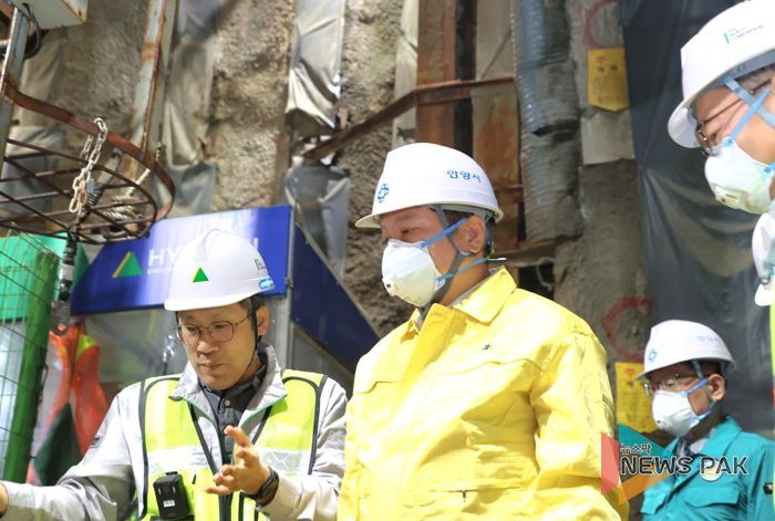 최대호 안양시장과 관계 부서 직원 등이 12일 오전 11시 월판선 제6공구의 지하 공사현장을 확인했다