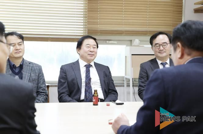 최대호 안양시장과 면담 중인 이동현 오상헬스케어 회장(가운데) 사진