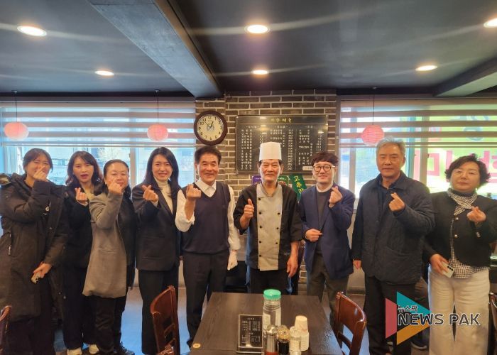 군포시의회 의원들은 15일 ‘군포시 착한가격업소’ 이용 활성화에 앞장서기 위해 금정동 소재 중식점 미향을 방문해 점심을 했다.