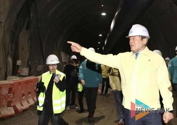 최대호 안양시장이 지난 18일 점검반과 함께 인덕원동탄선 제1공구의 안전점검을 실시했다.