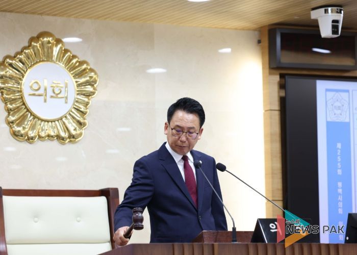 제255회 임시회 제1차 본회의에서 의사봉 타봉하는 강정구 의장