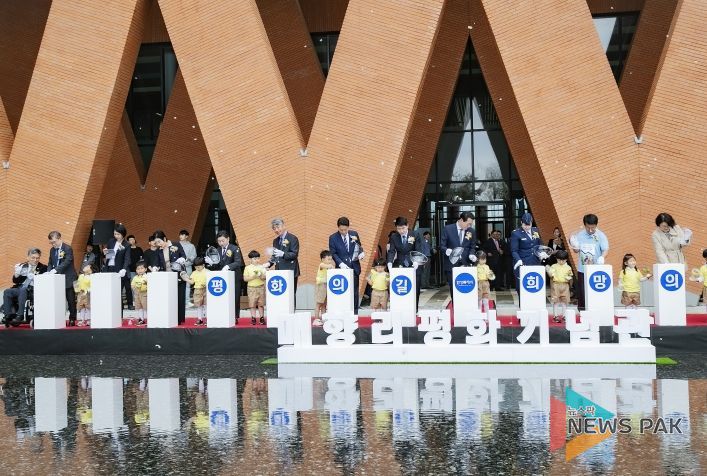 개관식 행사 단체사진